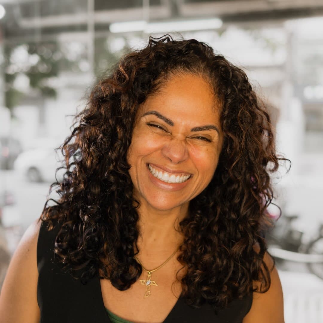 Mônica sorrindo no salão